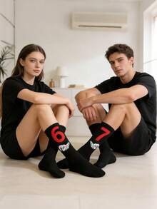 两双情人节情侣袜，6号+7号中筒袜，黑色底红色数字+手势印花图案，情人节礼物，柔软吸湿，适合外出、工作、情侣休闲、校园穿着，时尚百搭，男女皆宜，四季皆宜 - 彩色 - 查看 2