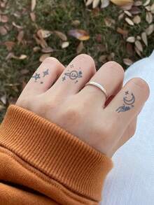 4 قطع وشم مؤقت وهمي Y2K بطبعة بسيطة هندسية شبه دائمة للبانداوالرجال والنساء، مقاوم للماء والعرق ويدوم من أسبوع إلى أسبوعين، ذو مظهر واقعي من عصير نباتي، غير لامع ولا انعكاسي، ملصقات وشم للذراع والصدر والساق والبطن والخصر والإصبع والرقبة والعمود الفقري، فن جسدي عصري - الأسود - مشاهدة 3