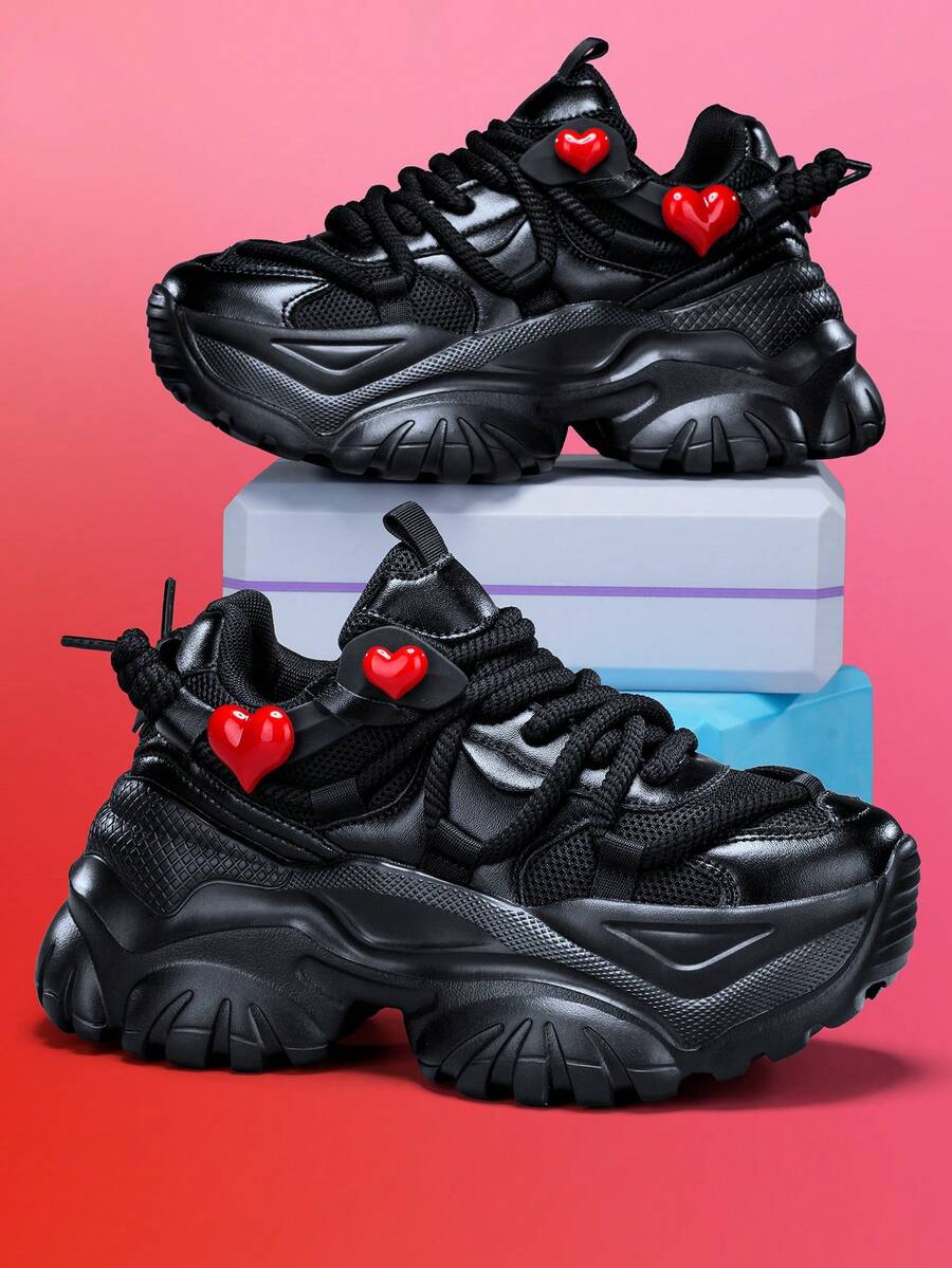 7厘米增高女式时尚休闲厚底运动鞋，配有可拆卸3D爱心装饰，户外运动EVA厚底系带鞋，轻便柔软减震防滑夏季透气网面凉鞋，圆头休闲日常鞋，适合大学生、青少年、上班族、约会等场合穿着。