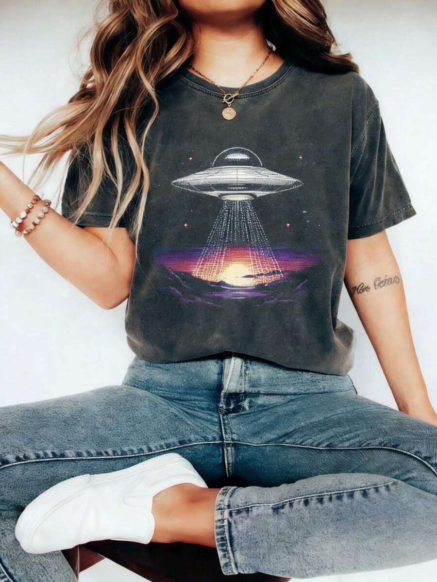 UFO Retro Graphic Alien Tshirt,   Alien Lover Gift, Alien  Tshirt, Paranormal Oversized Tee - Black - View 1