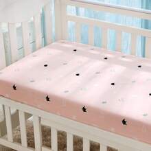 قطعة واحدة من ملاءة سرير الأطفال المصنوعة من قماش الجوخ القطني، خفيفة وناعمة، مادة صديقة للبشرة، مناسبة للأطفال، سهلة الغسيل والغسيل الآلي، تناسب مقاس مرتبة سرير الأطفال 80*40 سم/120*60 سم - وردي - مشاهدة 2