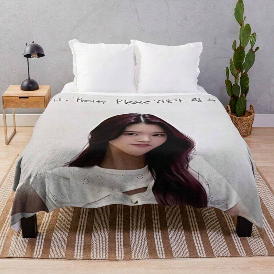 Hearts2Hearts Merch _ A-Na Pretty Please Inspired _ Minimalist Comeback Style For S2U Throw Blanket - Nhiều màu - Xem 1