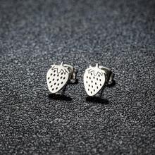 1对金色草莓耳钉，镂空可爱水果造型，简约小巧，是日常通勤的理想配饰。 - GED344 - 查看 4