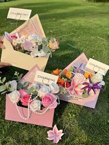 3个优雅信封式鲜花礼盒（配珍珠链） - 饰有爱意字句，适合情人节、婚礼、母亲节/毕业典礼/教师节礼物 - DIY花篮保鲜盒、可重复使用容器、轻便纪念盒、浪漫礼品套装、婚礼收纳袋、充满心意的购物必备品、烘焙礼品盒 - 彩色 - 查看 2