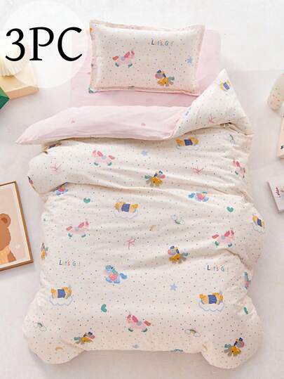 儿童床上用品三件套（1*被套+1*床垫套+1*枕套） - 粉色可爱旋转木马图案，字母蝴蝶结独角兽图案，爱心波点印花，双面拉链和床笠设计，适合3-6岁儿童，被套尺寸120*150厘米，床垫套尺寸60*135厘米，枕套尺寸30*50厘米，不含填充物，四季皆宜，开学季必备