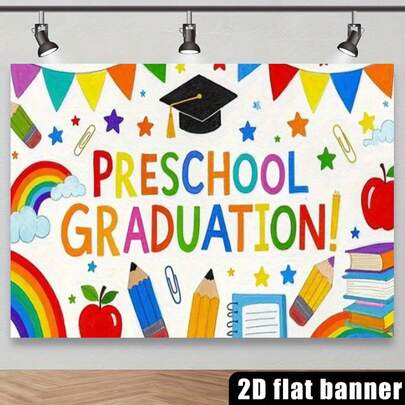 2D平面横幅，毕业帽主题，彩色背景布，饰有彩虹铅笔图案。适用于幼儿园毕业派对装饰横幅、拍照背景装饰。涤纶材质毕业横幅，饰有彩色星星、苹果书图案。非常适合毕业季派对、课堂活动以及在照相亭捕捉美好回忆。