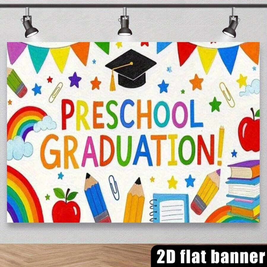 2D平面横幅，毕业帽主题，彩色背景布，饰有彩虹铅笔图案。适用于幼儿园毕业派对装饰横幅、拍照背景装饰。涤纶材质毕业横幅，饰有彩色星星、苹果书图案。非常适合毕业季派对、课堂活动以及在照相亭捕捉美好回忆。