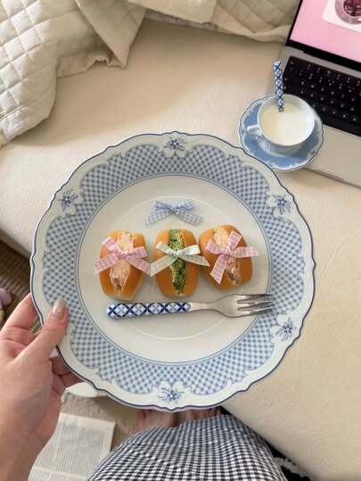 一套法式复古蓝色格子陶瓷餐具，高端奢华家用餐具，陶瓷餐盘，扇形椭圆盘，甜点冰淇淋碗，馈赠亲友的优雅礼物，适合居家、聚会、派对等场合。