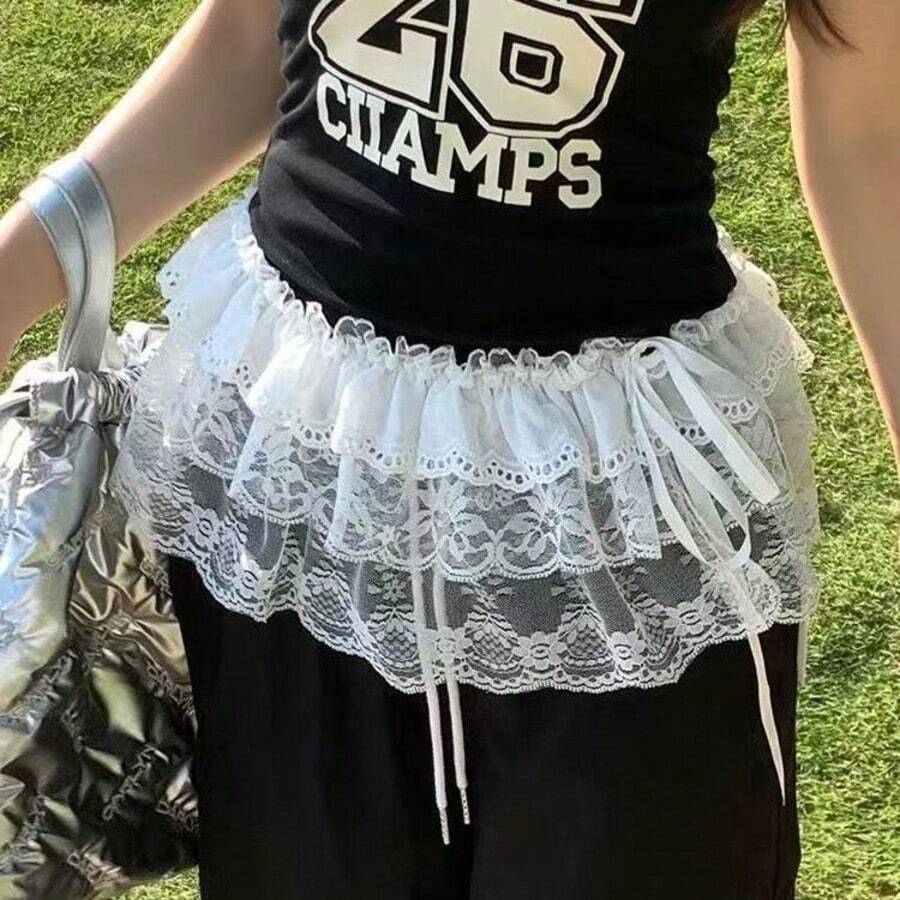 多层蕾丝防眩光高腰连衣裙，配有弹力腰带和蕾丝下摆，可内搭衬衫或卫衣，百搭易配，系带下摆设计