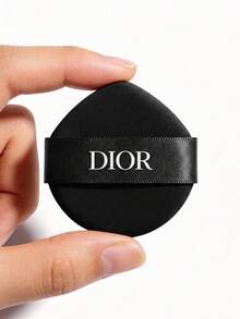 Dior 耐用顺滑气垫粉扑。黑色定制造型气垫粉扑。干湿两用气垫粉扑。气垫粉扑替换装/试用装。 - D黑色 - 查看 7