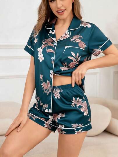 Bộ đồ ngủ nữ 2 món gồm áo ngắn tay và quần short, kiểu dáng rộng rãi, thoải mái, in họa tiết hoa, có cổ áo và cúc cài, thích hợp mặc trong nhà và ngoài trời, mùa xuân/hè/thu/đông.