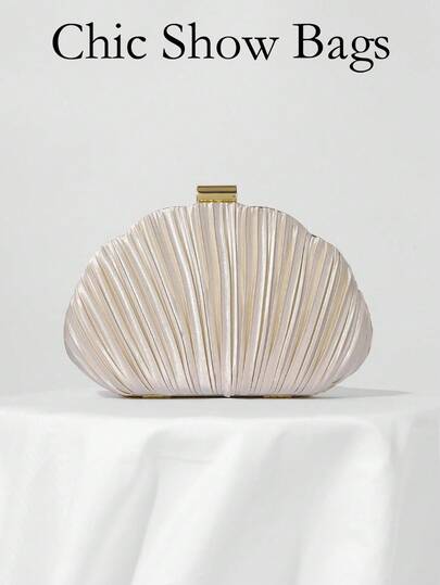 这款贝壳形手拿包引领潮流：采用奢华仿丝绸面料，光滑的缎面表面饰有精致的褶裥。它与旗袍或晚礼服完美搭配，是派对场合的理想之选。其面料质感与您的着装相得益彰，打造和谐精致的造型。同时，它也能提升约会之夜的装扮，散发柔美优雅的魅力。