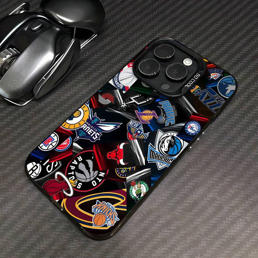 Logotipos de los equipos de la sobre fondo negro. Esta elegante funda es compatible con Samsung, Apple, VIVO, OPPO, , Transsion, , y Honor. Fabricada en silicona TPU, ofrece protección contra golpes y caídas, además de una sensación superior. Es un regalo ideal para familiares, amigos y seres queridos, y una opción perfecta para San Valentín y Año Nuevo. - Negro - Ver 1