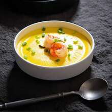 以6英寸款为例，其直径15.5厘米、深度3.8厘米，兼具盘子和碗的功能。它既可以作为深盘盛放意面、沙拉，也可以作为汤碗盛放浓汤和炖菜。圆润宽边设计搭配简洁的高侧壁线条，营造出简约优雅的风格，视觉上更显厚重稳重。白色款清新百搭，黑色款则沉稳大气，更适合搭配不同的菜肴和餐桌摆设。 - 白色 - 查看 9