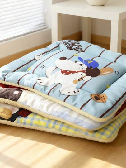 柔软舒适的宠物床垫，双面可爱卡通图案，内衬保暖，可机洗防滑，适合室内使用，适用于小型和中型宠物，是送给幼犬和幼猫的完美礼物。