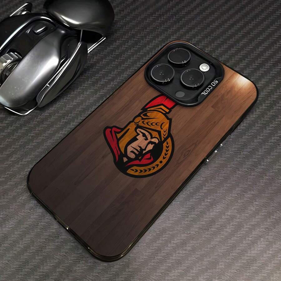 Logotipo de los Ottawa Senators en madera roja y dorada. Este elegante estuche es compatible con Samsung, Apple, VIVO, OPPO, , Transsion, ,  y Honor. Fabricado en silicona TPU, ofrece protección contra golpes y caídas, además de una sensación superior. Es un regalo ideal para familiares, amigos y seres queridos, y una opción perfecta para San Valentín y Año Nuevo. - Negro - Ver 1