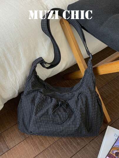 这是一款格子图案的女士单肩包，休闲百搭，功能多样。它采用可折叠拉链封口、可调节肩带，手提包款式，适合女性日常使用，也适合学生/大学生使用。这款包设计简约可爱，带有褶皱和多个口袋，功能齐全。