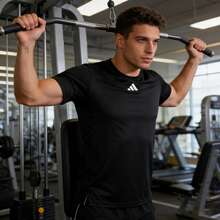 Adidas 男士宽松休闲短袖运动上衣，透气圆领健身 T 恤，适合户外运动和日常穿着，IB7915 - 黑色/亮藍/金屬銀 - 查看 1