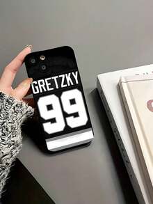 Camiseta Gretzky negra y blanca con el número noventa y nueve. Esta elegante funda es compatible con Samsung, Apple, VIVO, OPPO, , Transsion, ,  y Honor. Fabricada en silicona TPU, ofrece protección contra golpes y caídas, además de una sensación superior. Es un regalo ideal para familiares, amigos y seres queridos, y una opción perfecta para San Valentín y Año Nuevo. - Negro - Ver 6