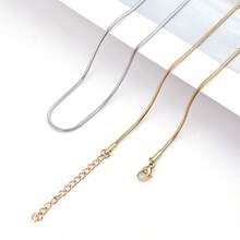 1条18K镀金钛钢项链，链子造型包括十字架、刀、蛇骨、O形、盒子、嘴唇、锤子、星星等，长度45+5厘米。 - 金色 - 查看 3