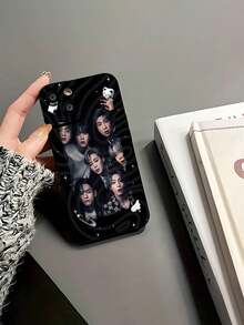 Fondo negro con los miembros de . Esta elegante funda para teléfono con temática de  es compatible con Samsung, Apple, VIVO, OPPO, , Transsion, ,  y Honor. Fabricada en silicona TPU, ofrece protección contra golpes y caídas, además de una sensación superior. Es un regalo ideal para familiares, amigos y seres queridos, y una opción perfecta para San Valentín y Año Nuevo. - Negro - Ver 6
