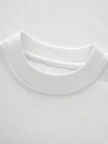 Grafik zeigt geheimnisvolle Silhouette vor dunklem Hintergrund mit Lichtakzenten als Symbol für Rätsel und Romantik Herren Tshirt - Weiss - Übersicht 5