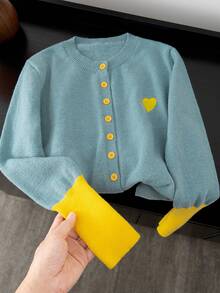 2025 Novo Cardigan de Tricô com Bordado de Coração em Contraste de Cores, Estilo Macio e Confortável, Adequado para Usar no Dia dos Namorados - Azul menta - Visão 1