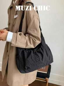 Đây là một chiếc túi đeo vai nữ kẻ caro, kiểu dáng giản dị và đa năng với khóa kéo gập, dây đeo vai có thể điều chỉnh và kiểu dáng túi xách tay, phù hợp cho phụ nữ, học sinh/sinh viên sử dụng hàng ngày, với thiết kế đơn giản, dễ thương, xếp ly, nhiều ngăn và đa chức năng. - màu đen - Xem 3