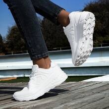 Nouvelles chaussures de course mode couleur unie pour femmes, baskets de sport respirantes et légères, chaussures athlétiques confortables et durables avec semelle épaisse pour les sports de plein air, le port décontracté quotidien, la course sur sentier - Blanc - Voir 8