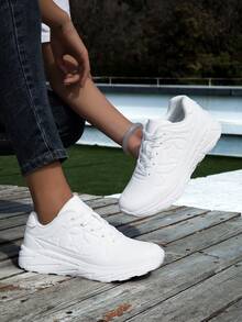 Nouvelles chaussures de course mode couleur unie pour femmes, baskets de sport respirantes et légères, chaussures athlétiques confortables et durables avec semelle épaisse pour les sports de plein air, le port décontracté quotidien, la course sur sentier - Blanc - Voir 20