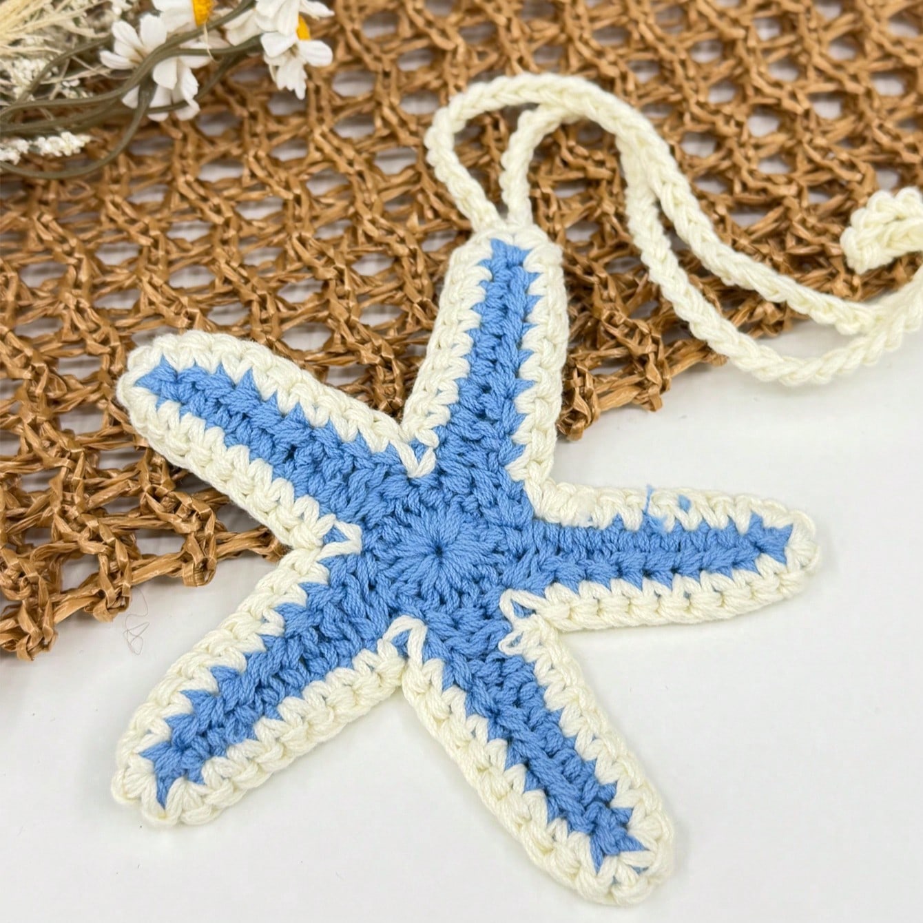 1pc Handmade Crochet Blue & White Starfish Hanging Decor, Beach Themed Bag/Wallet Accessory. It Can Be Used To Decorate Beach Bags And Wallets, A Perfect Accessory For Daily Wear For Women, And An Essential Item For Travel And Cruises, An Ideal Gift For Couples.