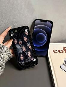 Fondo negro con los miembros de . Esta elegante funda para teléfono con temática de  es compatible con Samsung, Apple, VIVO, OPPO, , Transsion, ,  y Honor. Fabricada en silicona TPU, ofrece protección contra golpes y caídas, además de una sensación superior. Es un regalo ideal para familiares, amigos y seres queridos, y una opción perfecta para San Valentín y Año Nuevo. - Negro - Ver 4