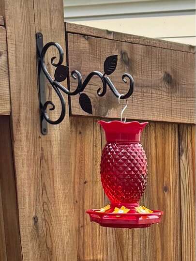 1个装黑色金属手工锻造叶子造型壁钩，可用于悬挂植物篮、花盆、灯笼、风铃、户外装饰品