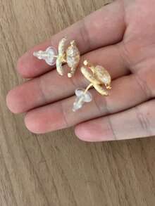 1件珍珠CD字母耳环，可爱夏季饰品，时尚独特的女士耳环 - 鑲鑽字母耳釘 - 查看 2