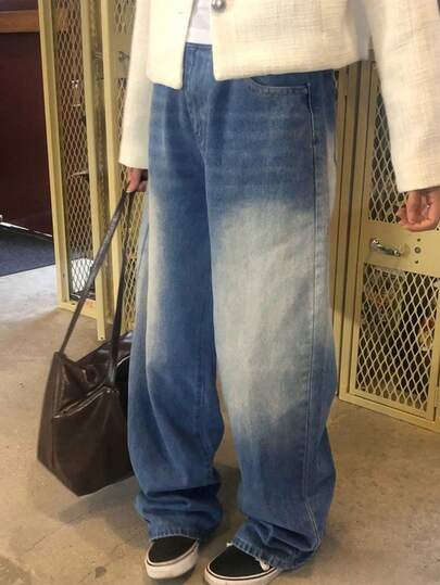 女士复古水洗蓝色宽松阔腿牛仔裤，适合春秋度假穿着