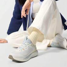 LI-NING 李宁 SOFT GO 3 女式休闲运动鞋，反光柔软舒适步行鞋 AGLW002 - 乳白色/天鵝白 - 查看 2