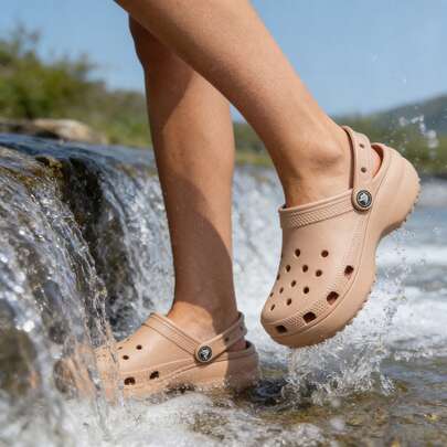 Crocs 女士经典云朵凉鞋/拖鞋，轻便舒适，适合日常、运动和休闲穿着