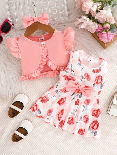 这款女婴夏季套装包括一件粉色短袖外套、一条碎花连衣裙和一条配套发带，非常适合休闲穿着和户外活动。