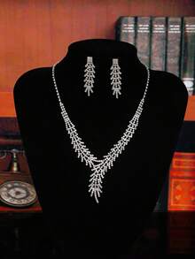 一套银色奢华新娘耳环项链套装，适合晚宴、情人节等优雅场合，也可作为婚礼发饰。 - 銀色 - 查看 11