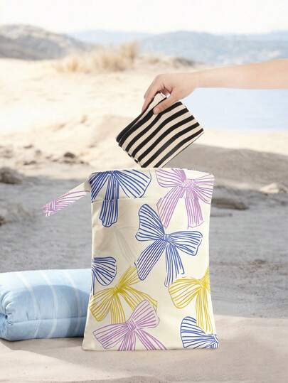 1个趣味印花防水尿布包，便携式旅行收纳袋，可装衣物、泳衣、洗漱用品、尿布等。