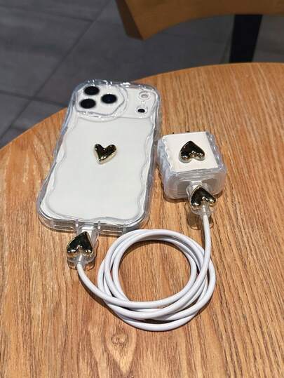 Set 4 în 1 (1 husă de telefon TPU transparentă ondulată + 1 protecție pentru încărcător cu model ondulat 18W/20W + 2 protecții pentru cablu cu model ondulat), decor inimă aurie, compatibilă cu încărcătoarele Apple 18W/20W, compatibilă cu 17/17Pro/17ProMax/Air/16/16Pro/16ProMax/16Plus/7/8/7P/8P/X/XS/XR/XSMax/11/11Pro/11ProMax/12/12Pro/12ProMax/12Mini/13/13Pro/13ProMax/13MINI/14/14Pro/14Plus/14ProMax/15/15Pro/15Plus/15ProMax