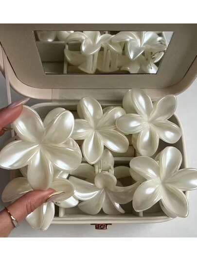 5个珍珠白花朵发夹，优雅时尚女士高马尾发夹，适合日常购物和旅行，多种尺寸可选，完美搭配日常妆容和服装，是女士发饰的理想之选，也适合婚礼、生日、母亲节、毕业典礼、返校季、复活节等场合，是送给女性朋友和闺蜜的礼物。