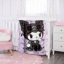 SANRIO 1件定制款库洛米深色毛绒毯，可定制个人姓名或昵称，以深黑色和紫色为主色调，饰有蝴蝶结、骷髅头和蕾丝元素——柔软、保暖、耐用，适合多种场合，例如沙发套、卧室毯或儿童午睡毯。 - 彩色 - 查看 4