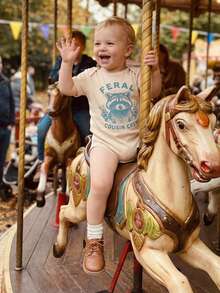 Mono de manga corta con cuello redondo y estampado de mapache para bebés y niñas - Albaricoque - Ver 9