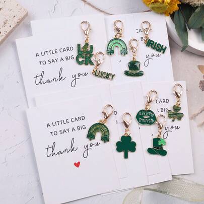 12件套绿色钥匙扣套装，圣帕特里克节口袋礼物包，幸运口袋代币感谢卡，爱尔兰节日派对礼品，饰有三叶草、绿帽、彩虹和金罐图案。男女皆宜，可挂在手提包、零钱包、背包和车钥匙上。是送给家人、朋友、学生和同事的感谢礼物、派对礼品和友谊礼物。