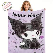 SANRIO 1件定制款库洛米深色毛绒毯，可定制个人姓名或昵称，以深黑色和紫色为主色调，饰有蝴蝶结、骷髅头和蕾丝元素——柔软、保暖、耐用，适合多种场合，例如沙发套、卧室毯或儿童午睡毯。 - 彩色 - 查看 15