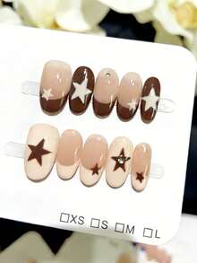 10片纯手工制作的按压式美甲片，中号椭圆形美甲片，棕色美甲片，温柔又个性十足的乳白色按压式美甲片，带有棕色法式甲尖，饰有手绘星星图案和水钻点缀，可爱、俏皮又简约，适合女性和女孩，春夏秋冬节日派对和日常生活使用。 - 棕色 - 查看 1