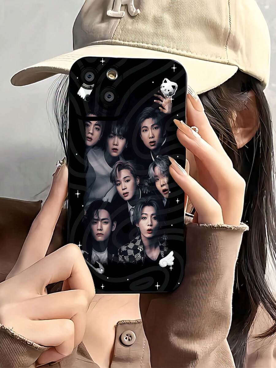 Fondo negro con los miembros de . Esta elegante funda para teléfono con temática de  es compatible con Samsung, Apple, VIVO, OPPO, , Transsion, ,  y Honor. Fabricada en silicona TPU, ofrece protección contra golpes y caídas, además de una sensación superior. Es un regalo ideal para familiares, amigos y seres queridos, y una opción perfecta para San Valentín y Año Nuevo. - Negro - Ver 1