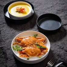 以6英寸款为例，其直径15.5厘米、深度3.8厘米，兼具盘子和碗的功能。它既可以作为深盘盛放意面、沙拉，也可以作为汤碗盛放浓汤和炖菜。圆润宽边设计搭配简洁的高侧壁线条，营造出简约优雅的风格，视觉上更显厚重稳重。白色款清新百搭，黑色款则沉稳大气，更适合搭配不同的菜肴和餐桌摆设。 - 白色 - 查看 8