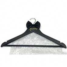 2/1 Set Grucce per Abito da Sposa e Sposo, Grucce in Legno per Abito da Sposa con Papillon, Grucce Mr. & Mrs., Regalo per Addio al Nubilato, Decorazione Matrimonio, Decorazione Casa, Decorazione Camera da Letto, Primavera, Minimalista, Decorazione Estiva - Bianco e nero - Visualizzare 3